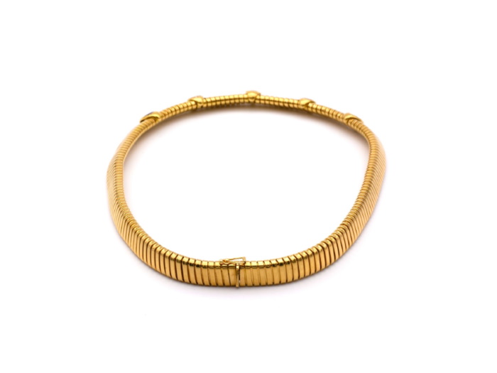 Collier Tubogaz ovale en or jaune 18 carats avec rubis et diamants.