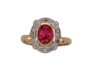 Bague ancienne de la Belle Époque en or jaune avec verre rose et roses.