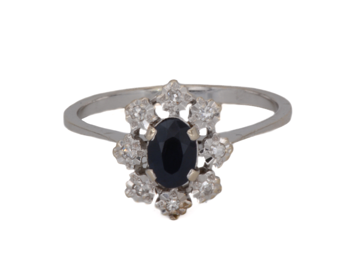 Bague Marguerite en Or Blanc avec saphir facetté et diamants.