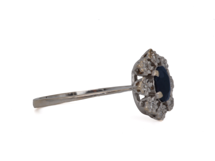 Bague en Or Blanc 750 millièmes avec saphir ovale et diamants.