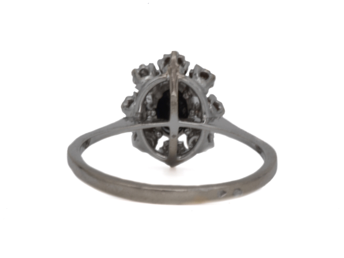 Bague Marguerite en Or Blanc 18 carats avec saphir et diamants.
