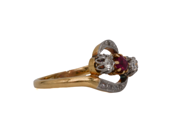 Bague Trilogie sinueuse en Or deux tons avec rubis et diamants.