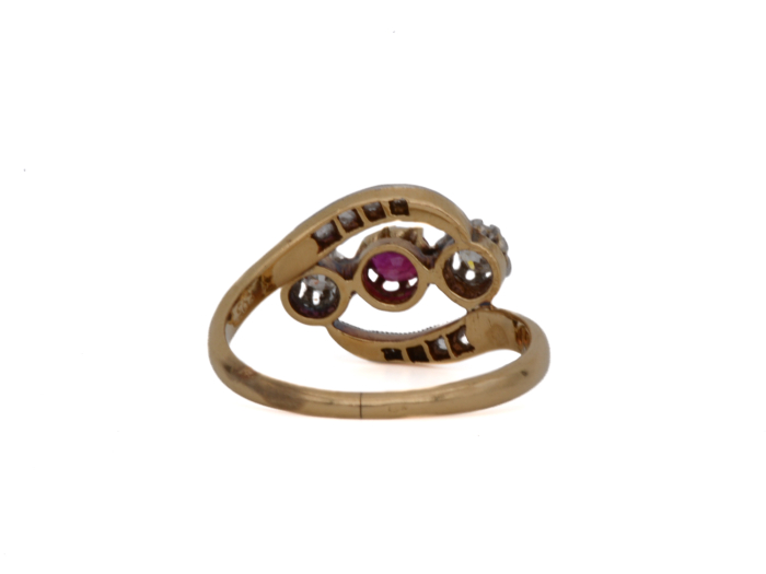 Bague en Or blanc et Or jaune 18 carats avec rubis et diamants entourés d’arabesques.