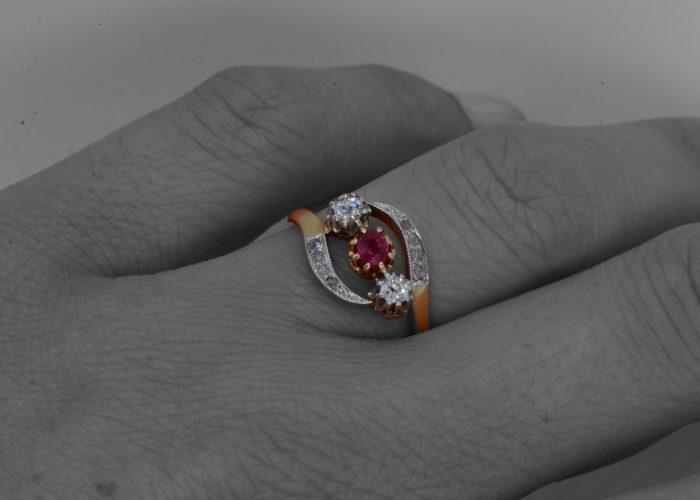 Bague Trilogie sinueuse en Or blanc et Or jaune 18 carats avec rubis et diamants.