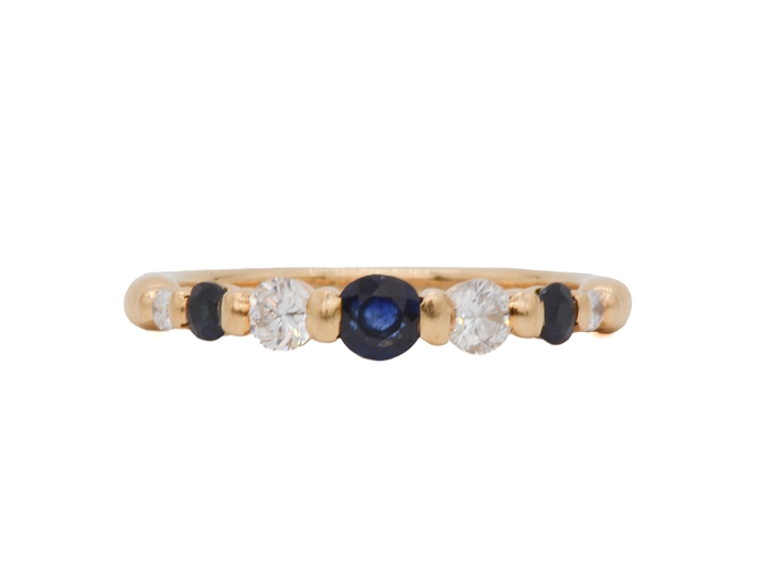 Bague contemporaine en or jaune 750 millièmes, demi alliance, ornée de saphirs et de diamants brillants.