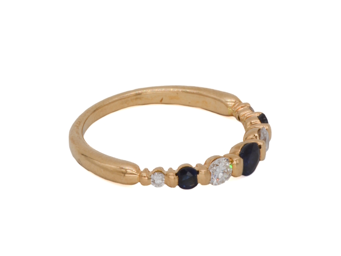 Bague demi alliance en or jaune 18 carats, avec trois saphirs naturels et quatre diamants taille brillant.
