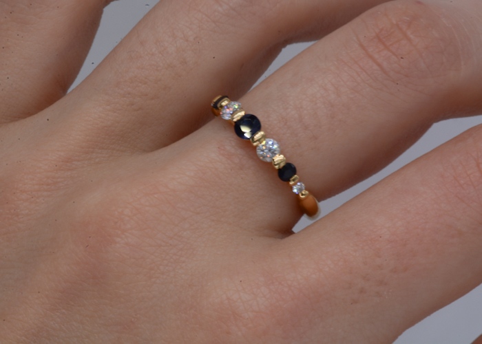Bague demi alliance en Or jaune, Diamants et Saphirs. – Image 4