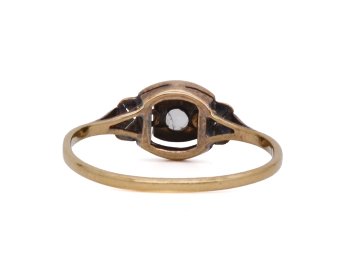 Bague Art déco en Or blanc et jaune 18 carats, design carré arrondi avec diamant taillé en Rose, période joaillerie 1910-1920.