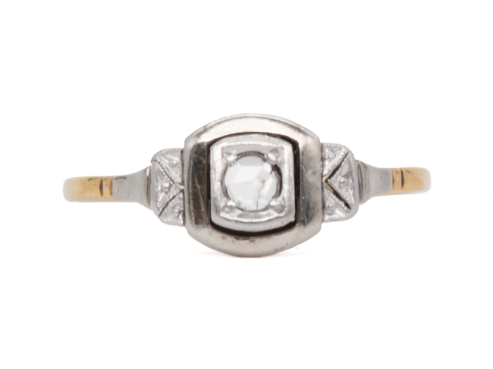 Bague Art déco en Or blanc et jaune 18 carats, diamant central taillé en Rose, motif géométrique ajouré, joaillerie des années 1910-1920.