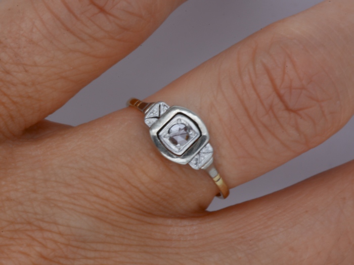 Bague vintage Art déco en Or deux tons, diamant central taillé en Rose, rectangles ajourés sertis de Roses, anneau rainuré en Or jaune.