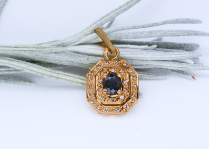 Pendentif en or jaune octogonal avec saphir naturel et serti de diamants taille brillant.