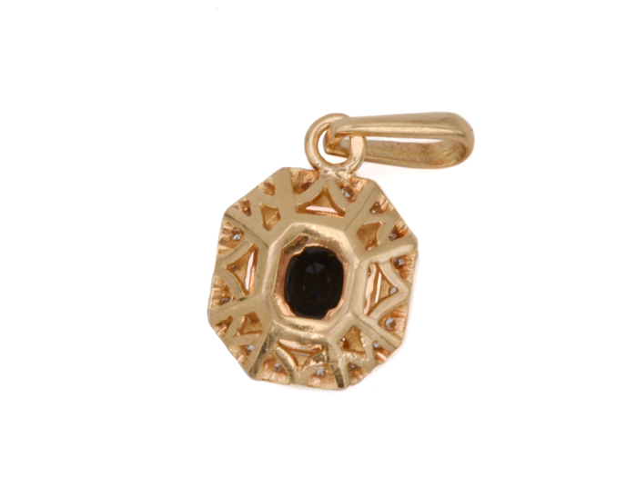 Pendentif en or jaune 18 carats avec saphir ovale et double entourage de diamants taille brillant.