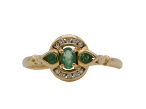Bague vintage en or jaune 18 carats sertie d’émeraudes vert intense et de diamants brillants, bijou ancien raffiné.