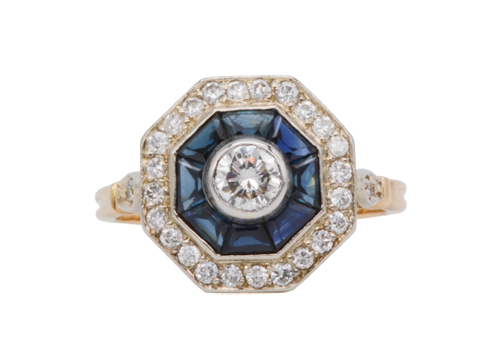 Bague ancienne Art Déco en or blanc, forme octogonale, sertie de diamants et de saphirs bleus