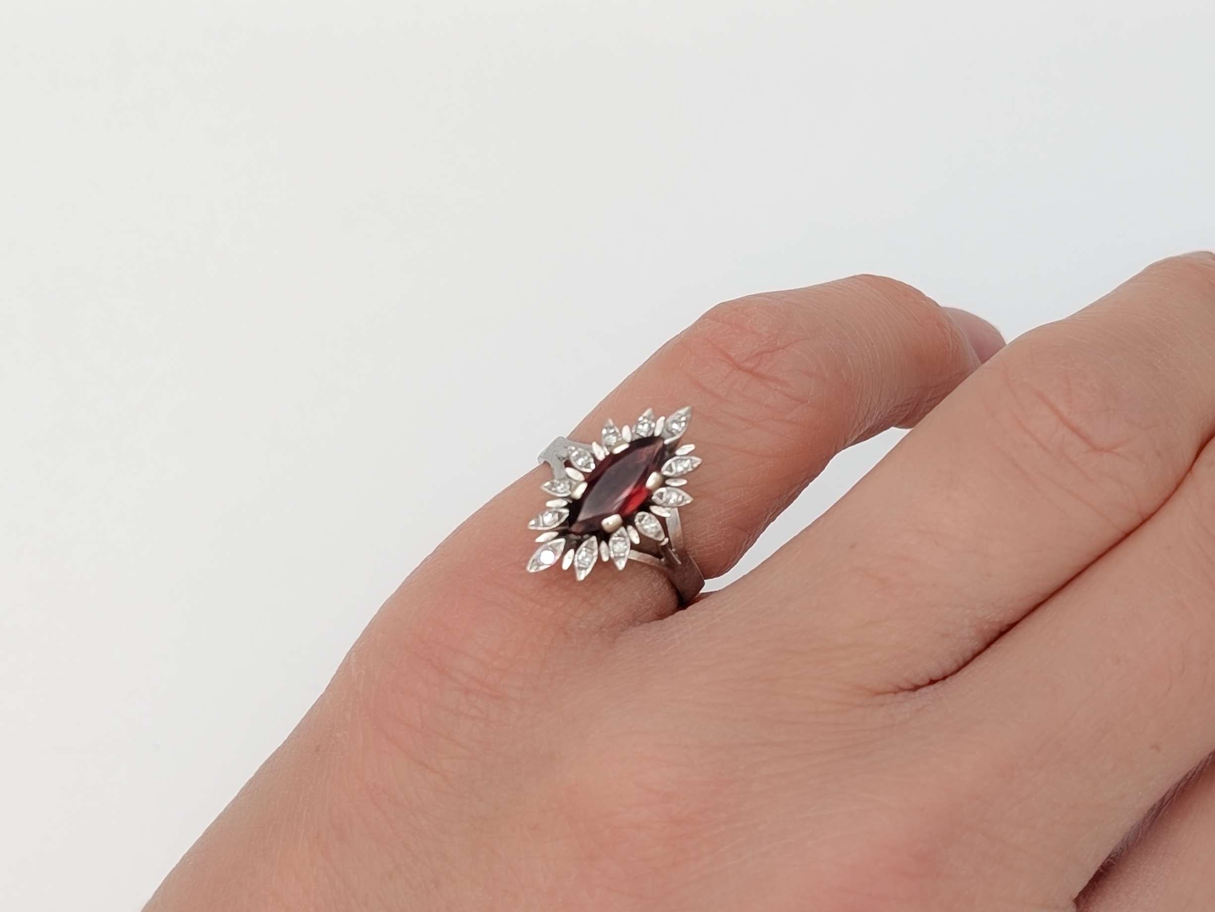 Bague marquise grenat diamant en or blanc 18 carats – Image 3