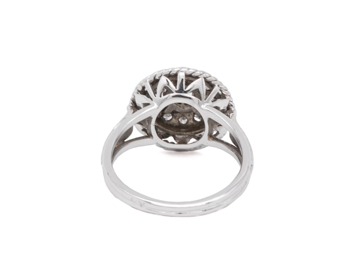 Détail du panier ajouré géométrique d’une bague Art Déco en diamant