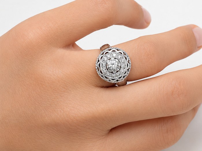 Bague ancienne en or blanc 18 carats et platine avec ligne festonnée ajourée