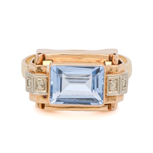 Vue de profil d’une bague ancienne en or 3 tons et topaze bleue, style rétro Tank