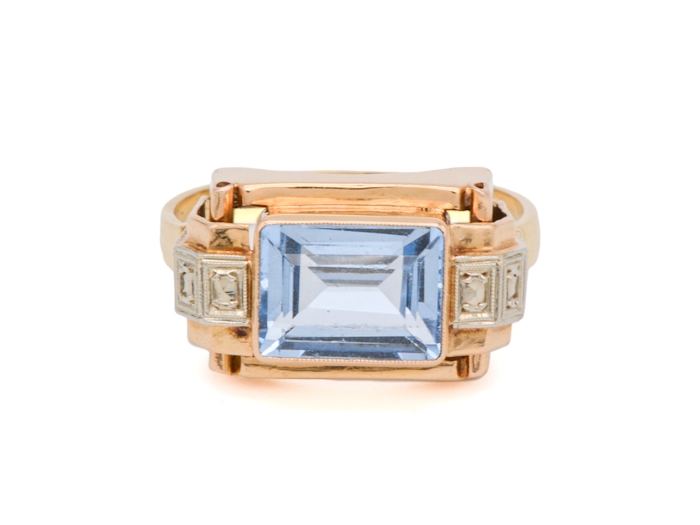 Vue de profil d’une bague ancienne en or 3 tons et topaze bleue, style rétro Tank