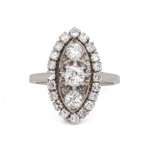 Bague marquise ancienne en or gris 18 carats sertie de diamants taille ancienne et brillant, vue de face.