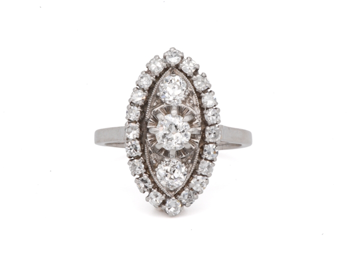 Bague marquise ancienne en or gris 18 carats sertie de diamants taille ancienne et brillant, vue de face.