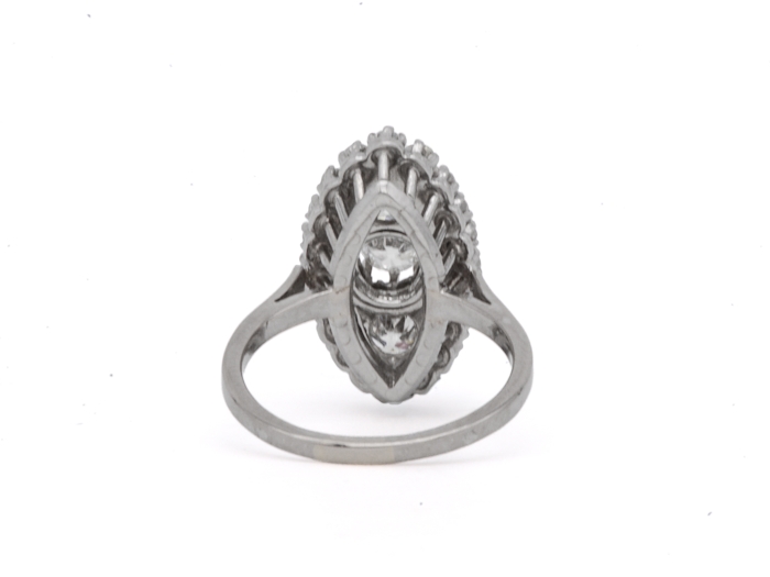 Bague de fiançailles ancienne marquise en or gris et diamants, vue trois-quarts.