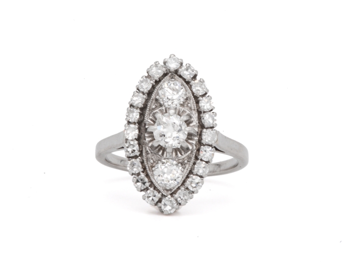 Profil de bague marquise ancienne en or gris avec chaton ajouré et diamants sertis.