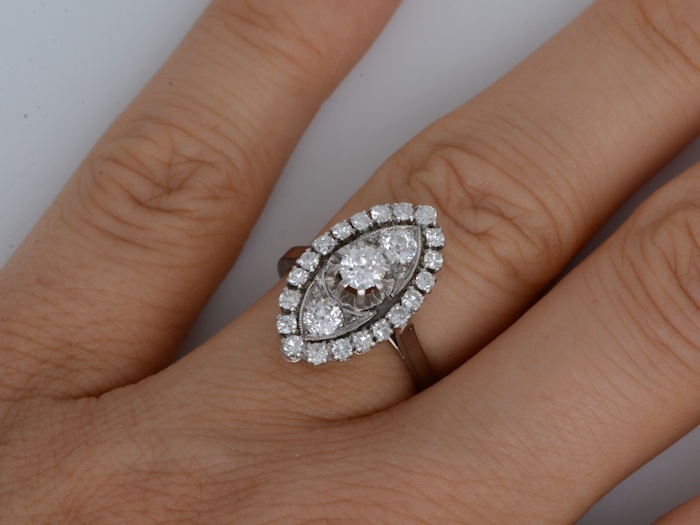 Bague marquise ancienne en diamants portée à la main, en or gris 18 carats.