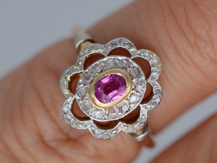 Bague Art Nouveau rubis et diamants taille rose portée au doigt, bijou ancien en or jaune et blanc