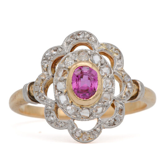 Bague Art Nouveau ancienne en or jaune et blanc, rubis central et diamants taille rose à décor de volutes