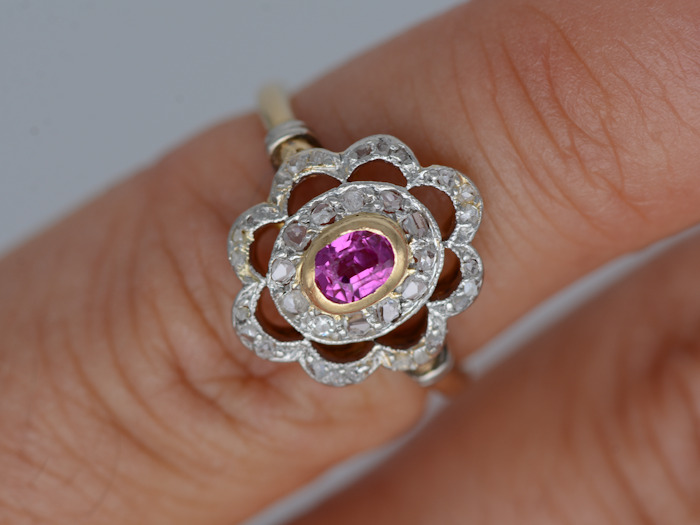 Bague ancienne Art Nouveau portée de trois-quarts, rubis, diamants taille rose et monture en or jaune et blanc