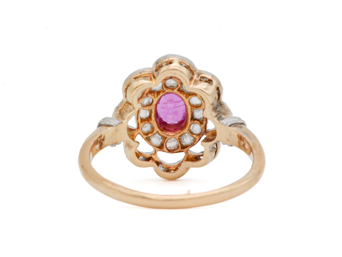 Dos d’une bague Art Nouveau en or jaune et blanc avec rubis et diamants taille rose, monture ancienne ajourée