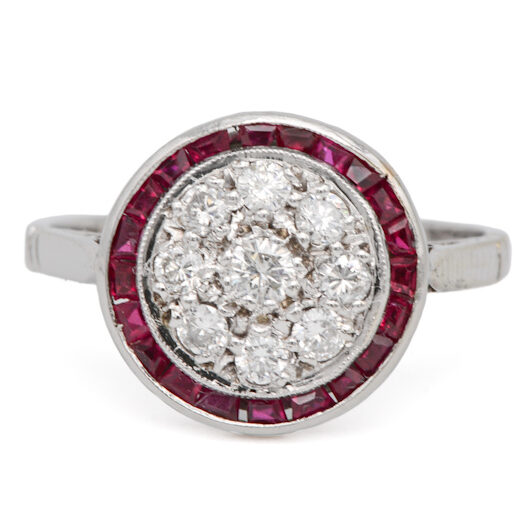 Bague Art Déco ronde en or blanc sertie de rubis et diamants, vue de face