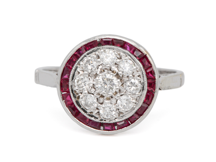 Bague Art Déco ronde en or blanc sertie de rubis et diamants, vue de face