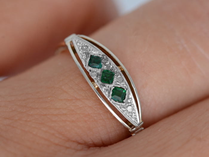 Bague Art déco vintage en or bicolore, pierres vertes et diamants portée